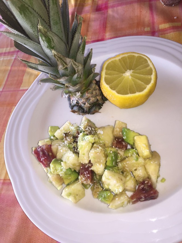 Salade tropicale : ananas, orange et avocat