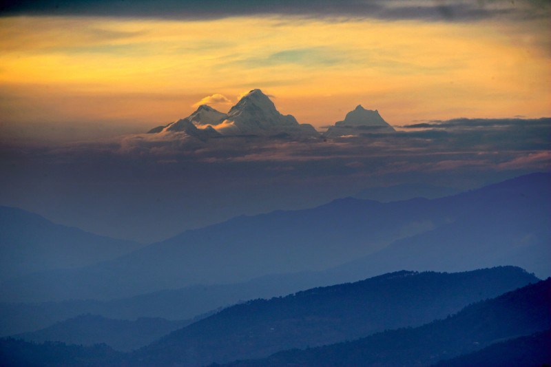 MR 1595-DB2053 Coucher de soleil sur l’Annapurna, vu de Namo Buddha, Népal 2005